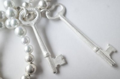 画像6: TAKAHIROMIYASHITATheSoloist.       pearl necklace with five keys.(8mm)