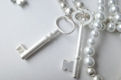 画像5: TAKAHIROMIYASHITATheSoloist.       pearl necklace with five keys.(8mm)
