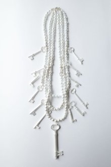 他の写真1: TAKAHIROMIYASHITATheSoloist.       pearl necklace with five keys.(10mm)