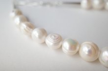 他の写真3: THE SUNNY       SWIRL PEARL NECKLACE