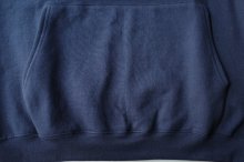 他の写真3: RELAX FIT       リラックスフィット ”Muff Pocket Crew Sweat”スウェットシャツ・ネイビー