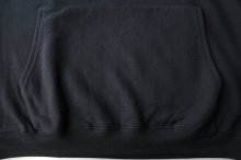 他の写真3: RELAX FIT       リラックスフィット ”Muff Pocket Crew Sweat”スウェットシャツ・ブラック