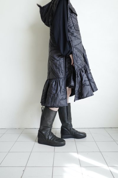 画像13: naokitomizuka      Quilting ruffled gilet ・black