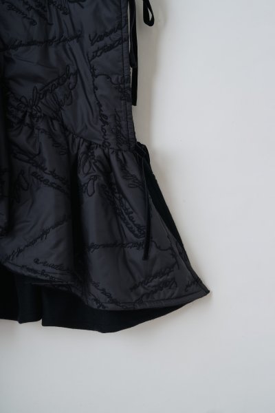 画像5: naokitomizuka      Quilting ruffled gilet ・black