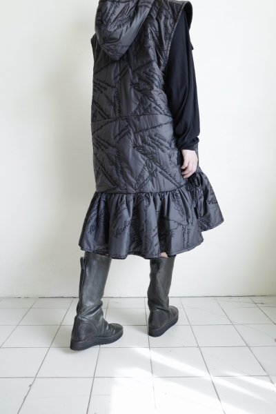 画像16: naokitomizuka      Quilting ruffled gilet ・black
