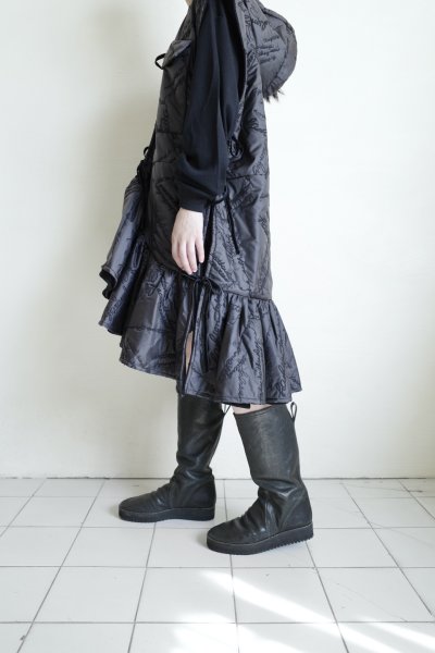 画像11: naokitomizuka      Quilting ruffled gilet ・black
