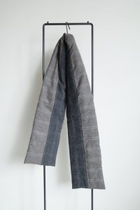 Dulcamara　　　　　　オーバーラップチェックパデッドマフラー・チャコールグレイ