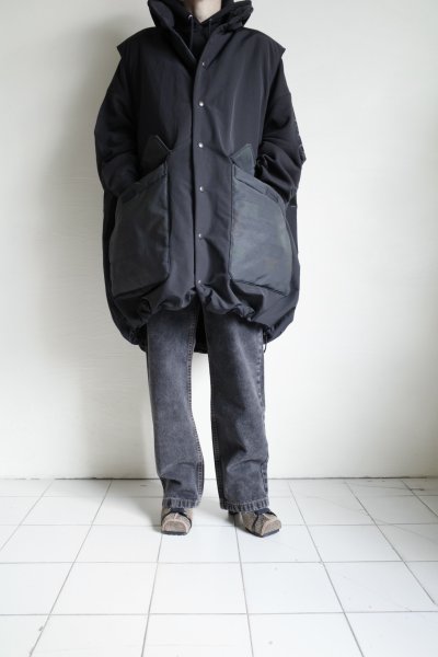 画像17: blackmeans irregular       オーバーサイズパデットスリーブレスコート・BLACK