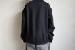 画像8: RELAX FIT       リラックスフィット ”Muff Pocket Crew Sweat”スウェットシャツ・ブラック (8)