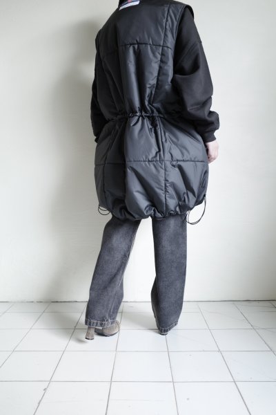 画像20: blackmeans irregular       オーバーサイズパデットスリーブレスコート・BLACK (20)