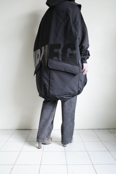 画像16: blackmeans irregular       オーバーサイズパデットスリーブレスコート・BLACK (16)