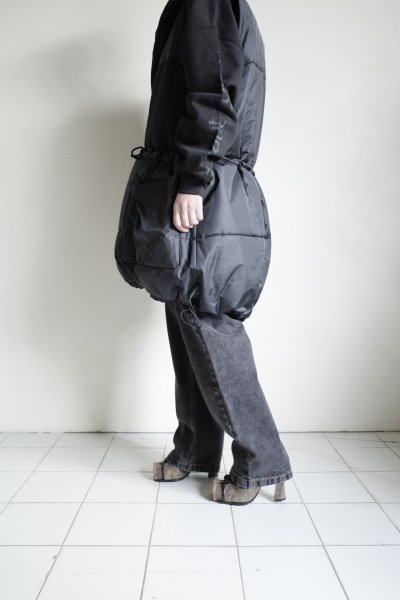 画像19: blackmeans irregular       オーバーサイズパデットスリーブレスコート・BLACK (19)