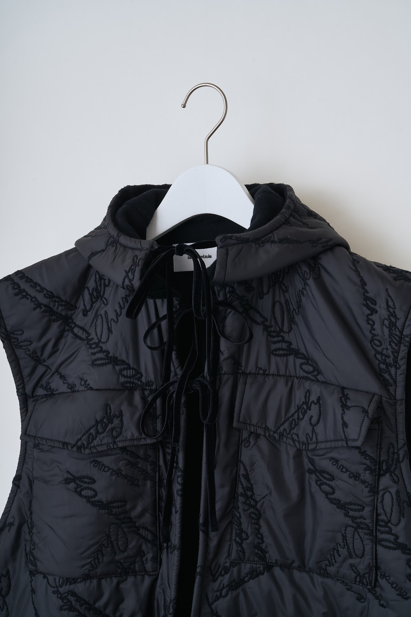 naokitomizuka Quilting ruffled gilet ・black - tity
