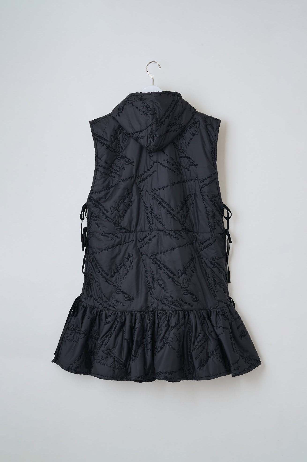 naokitomizuka Quilting ruffled gilet ・black - tity